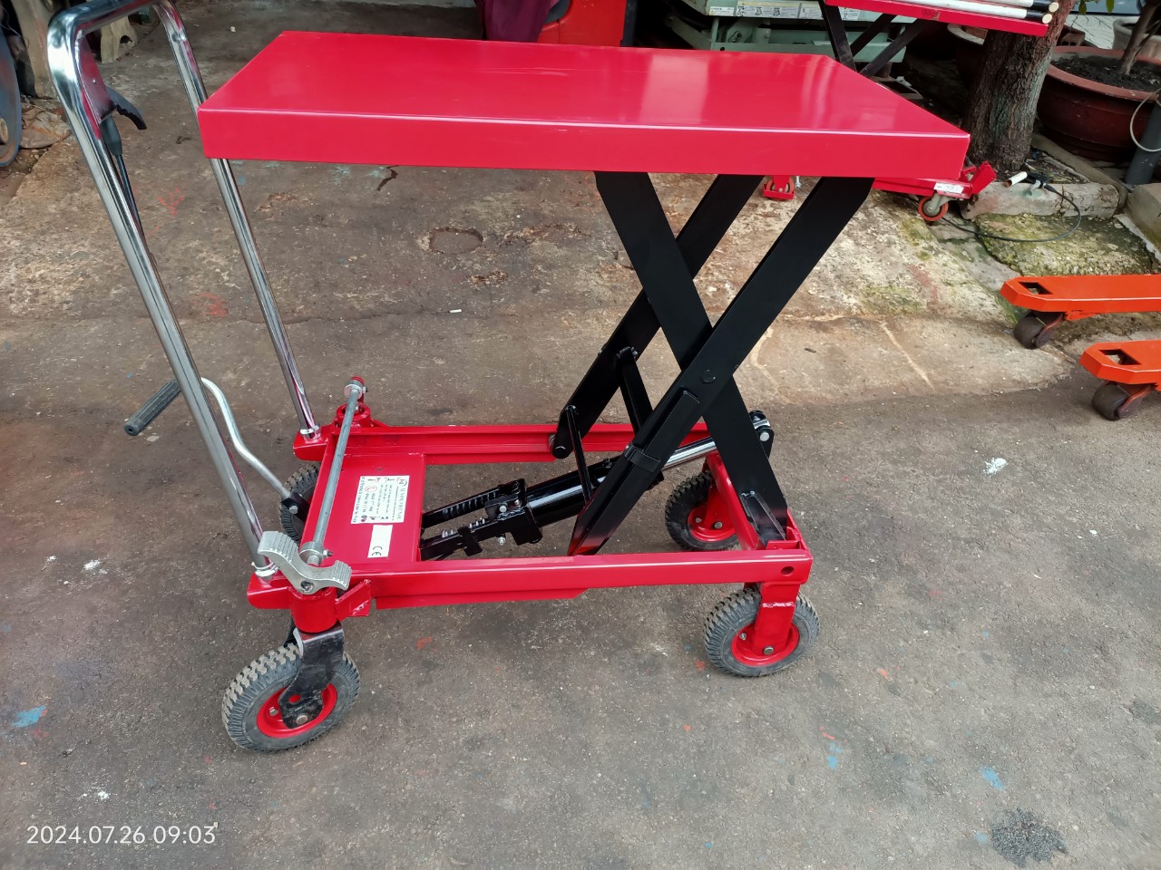 Xe nâng chậu 500kg sử dụng bánh cao su đặc