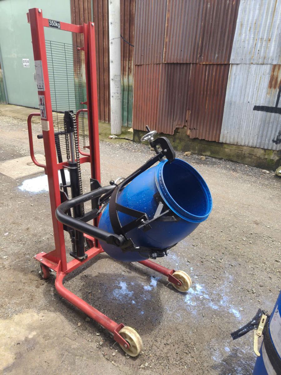 Xe nâng quay đổ phuy nhựa