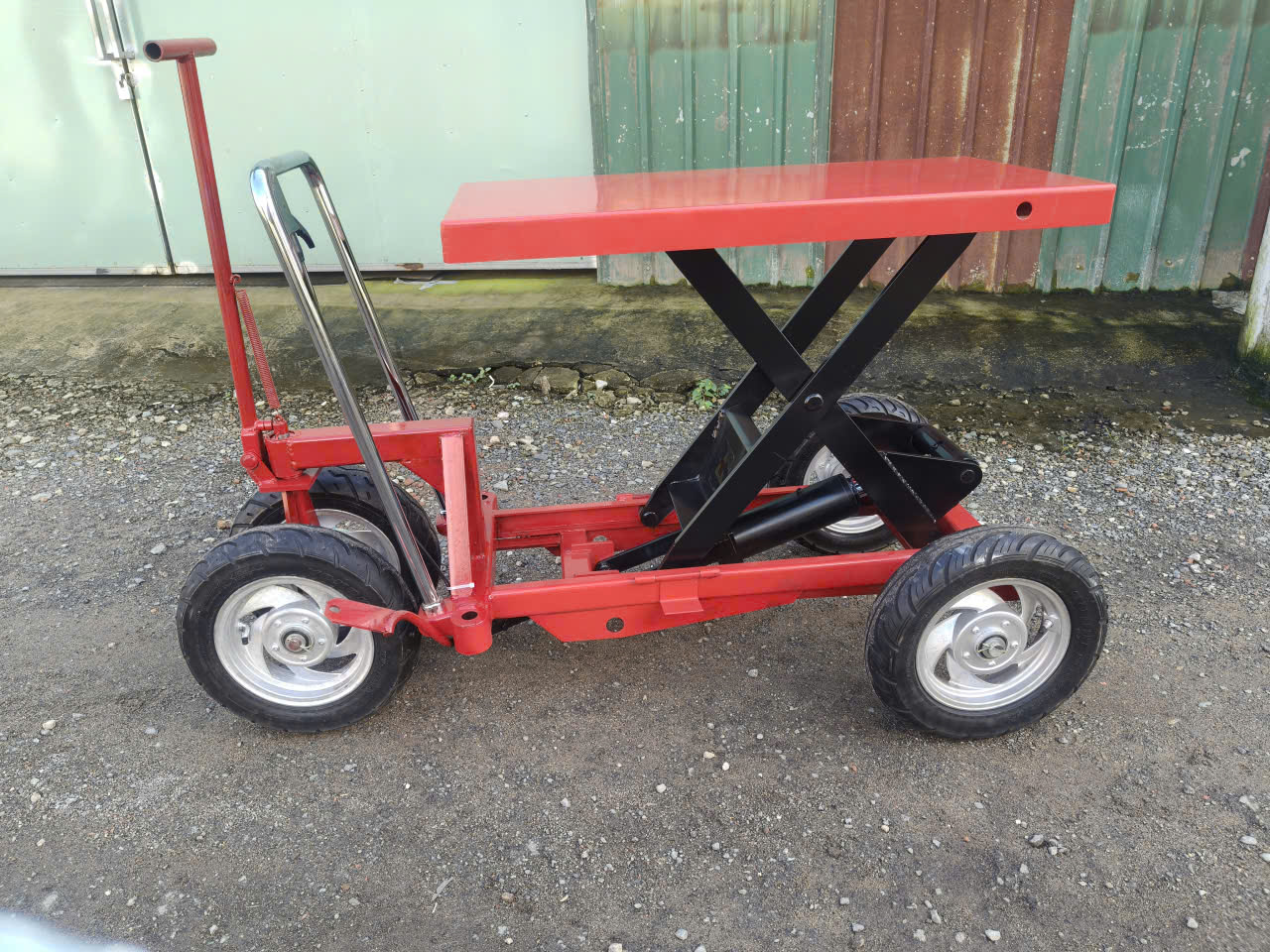 Xe nâng chậu sử dụng 4 bánh xe tay ga