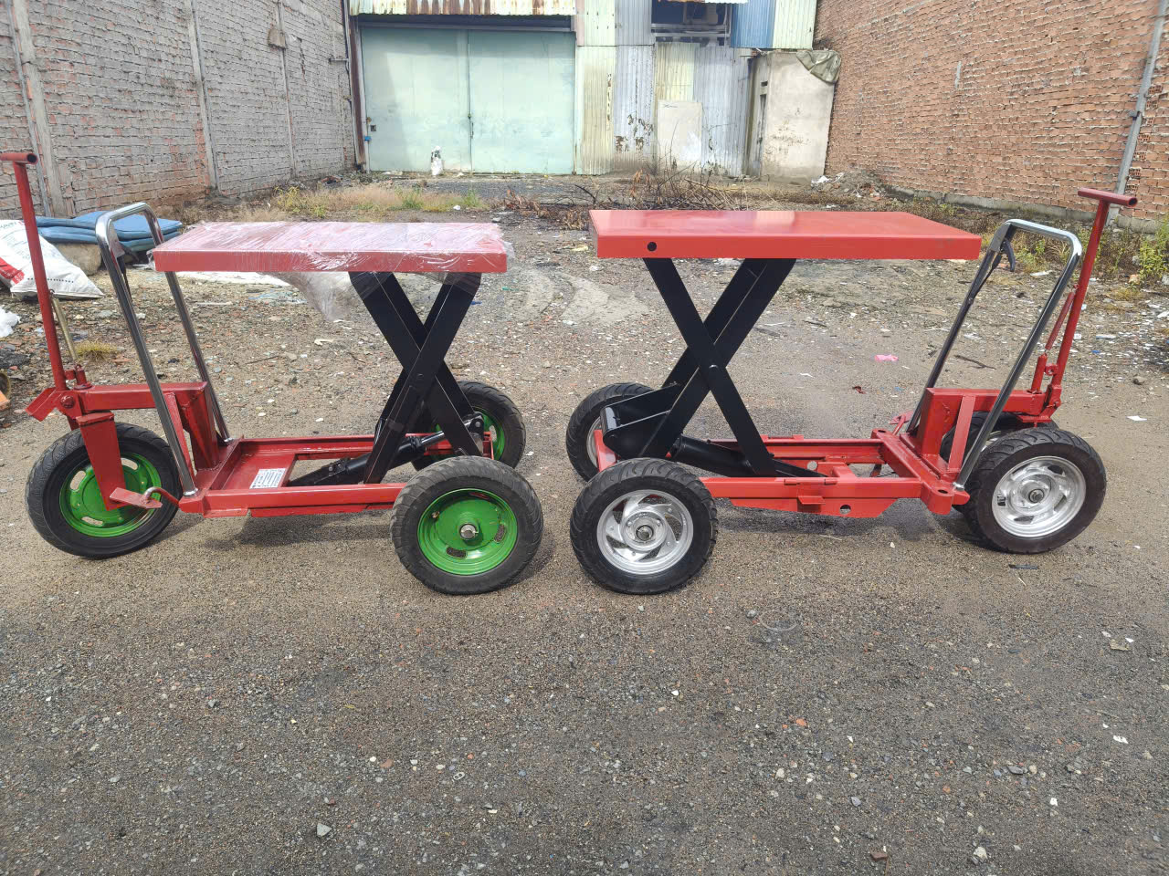 Xe kéo chậu ngoài vườn