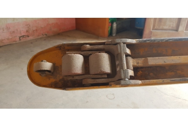 3 Tình huống bạn cần phải thay bánh để xe nâng tay của bạn hoạt nhẹ nhàng